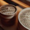 積み重なった竹製の蒸し器のクローズアップ