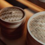 積み重なった竹製の蒸し器のクローズアップ