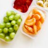 プラスチック容器に小分けされたぶどうやバナナなどの果物