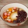 白い茶碗に盛られた白玉と小豆のぜんざい