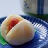 青い皿にいちごを添えた白い餅菓子