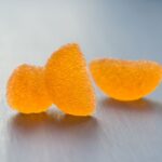木の板に置かれたオレンジ色のゼリーのくさび形