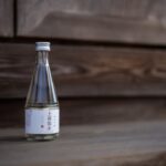 木の台に置かれた一本の日本酒瓶