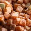 オレンジ色にカットされた冷凍野菜のクローズアップ