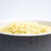 木製の器に盛られた白いご飯