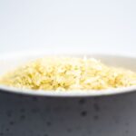 木製の器に盛られた白いご飯