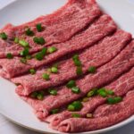 皿に盛られた霜降り牛肉の薄切り