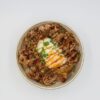 丼に盛られた牛肉と卵の丼ぶり