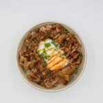 丼に盛られた牛肉と卵の丼ぶり