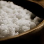 木製の器に盛られた炊きたてのご飯