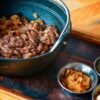 木の器に盛られた牛肉丼と副菜