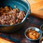 木の器に盛られた牛肉丼と副菜