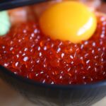 黒い器に盛られたいくら丼