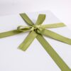 緑のリボンをかけた白い贈り物の箱