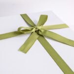 緑のリボンをかけた白い贈り物の箱