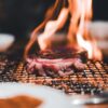 網の上で炎とともに焼かれる牛肉