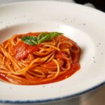 白い皿に盛られたトマトソースパスタ