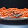 紅ズワイガニの脚を白い皿に並べたクローズアップ