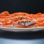 紅ズワイガニの脚を白い皿に並べたクローズアップ