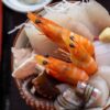 エビとウニを盛り付けた海鮮の器