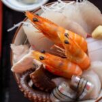 エビとウニを盛り付けた海鮮の器