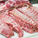 陳列された新鮮な豚のリブ肉