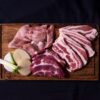 まな板に並べた色々な豚肉の部位