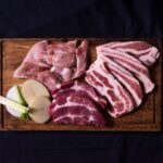 まな板に並べた色々な豚肉の部位
