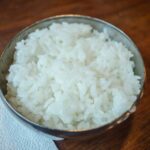 器に盛られた炊きたての白いご飯