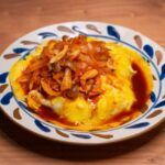 きのこソースをかけたオムライス