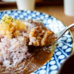 青い器に盛られた日本のカレーライス