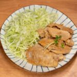 千切りキャベツを添えた豚肉料理