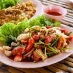 魚介と野菜を盛り合わせたサラダ