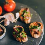 生ハムや野菜を盛りつけた前菜の盛り合わせ
