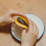 手に持った和菓子
