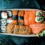 箱に詰め合わせた寿司と海鮮