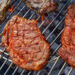 網の上で焼かれる牛肉