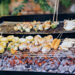 グリルに並べた串焼きの食材