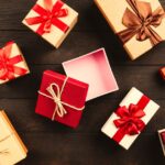 リボンを掛けた贈り物の箱を並べた様子