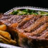 皿に並べた厚切りの牛肉