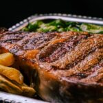皿に並べた厚切りの牛肉