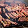 炭火のグリルで焼かれる肉