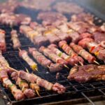 炭火のグリルで焼かれる肉