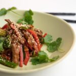牛肉とピーマンの細切り炒めを盛り付けた皿