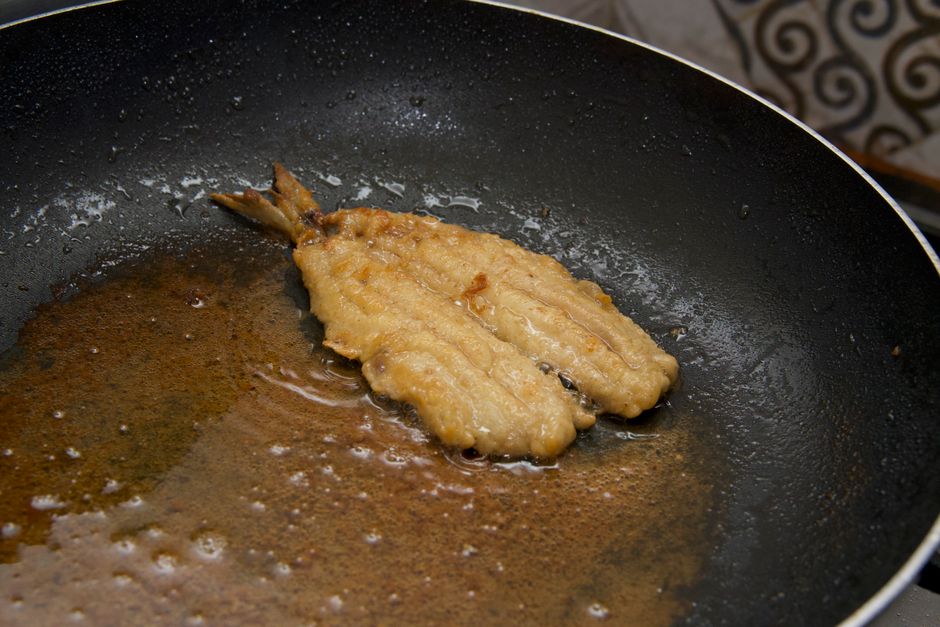 フライパンで揚げ焼きにした魚