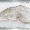 骨なしの魚の切り身をストックしている様子
