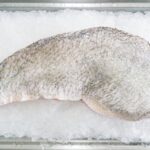 骨なしの魚の切り身をストックしている様子