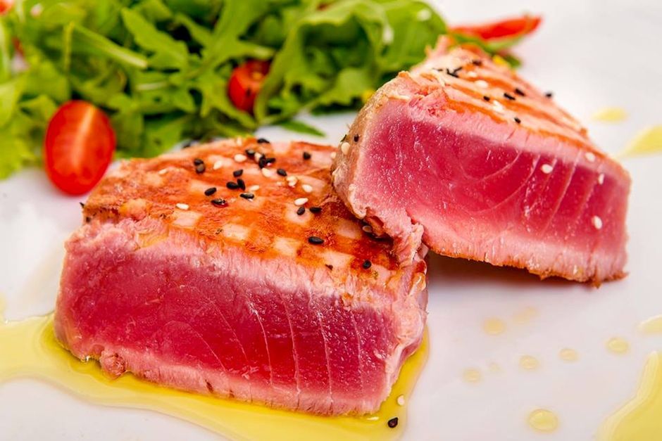 断面がピンク色に仕上がった炙りマグロのステーキ