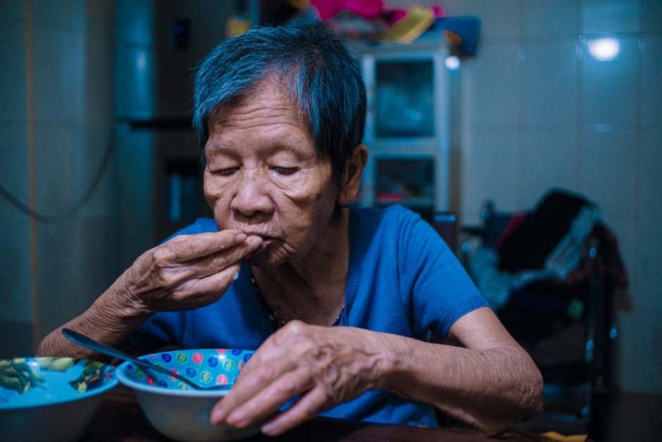 食事をしている高齢の女性の様子