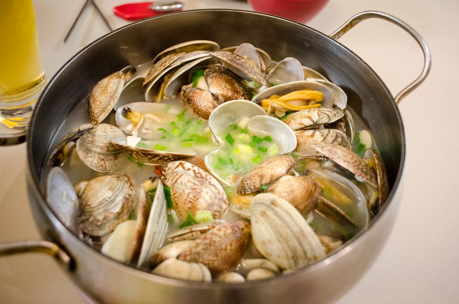 魚介入りの鍋料理を煮込んでいる様子のクローズアップ